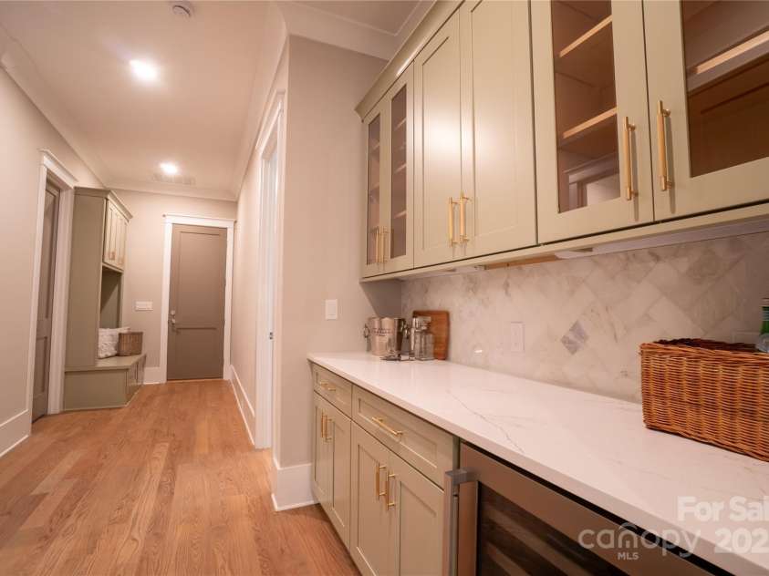 720 Ideal Way, Charlotte, NC 28209.  MLS# CAR4215496, YatesRealty ID 16548. Hallway/mudroom