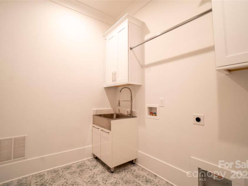 720 Ideal Way, Charlotte, NC 28209.  MLS# CAR4215496, YatesRealty ID 16548. Main Floor Laundry Room