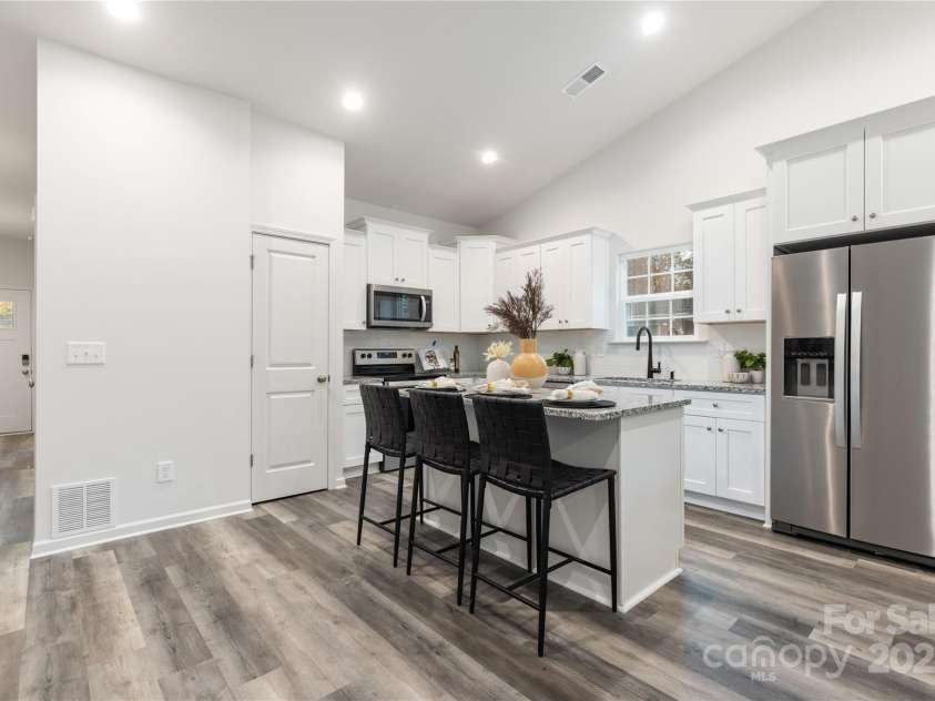 5517 Skycrest Drive, Charlotte, NC 28269.  MLS# CAR4212333, YatesRealty ID 1655. Representation