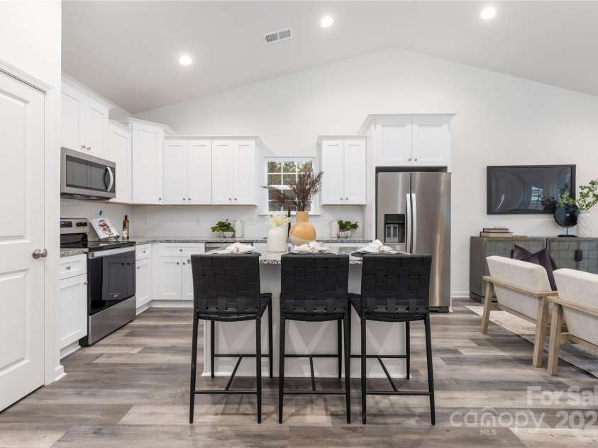 5517 Skycrest Drive, Charlotte, NC 28269.  MLS# CAR4212333, YatesRealty ID 1655. Representation