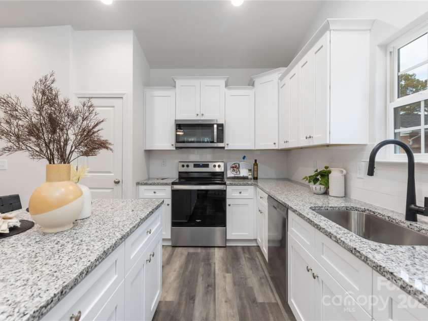 5517 Skycrest Drive, Charlotte, NC 28269.  MLS# CAR4212333, YatesRealty ID 1655. Representation