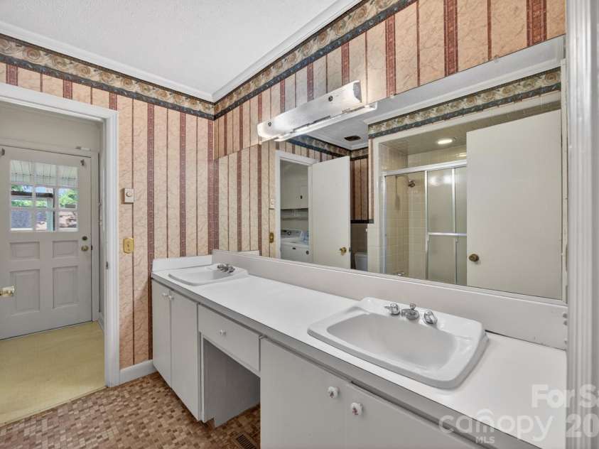 236 Richmond Road, Salisbury, NC 28144.  MLS# CAR4373599, YatesRealty ID 16551. Full Hall Bathroom