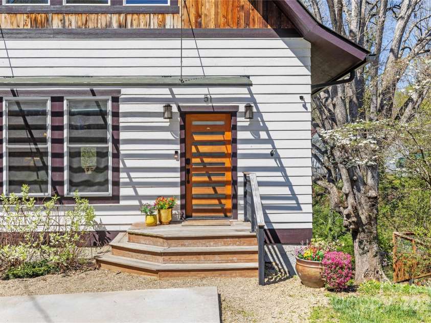 51 Hubbard Avenue, Asheville, NC 28806.  MLS# CAR4243597, YatesRealty ID 16551. 