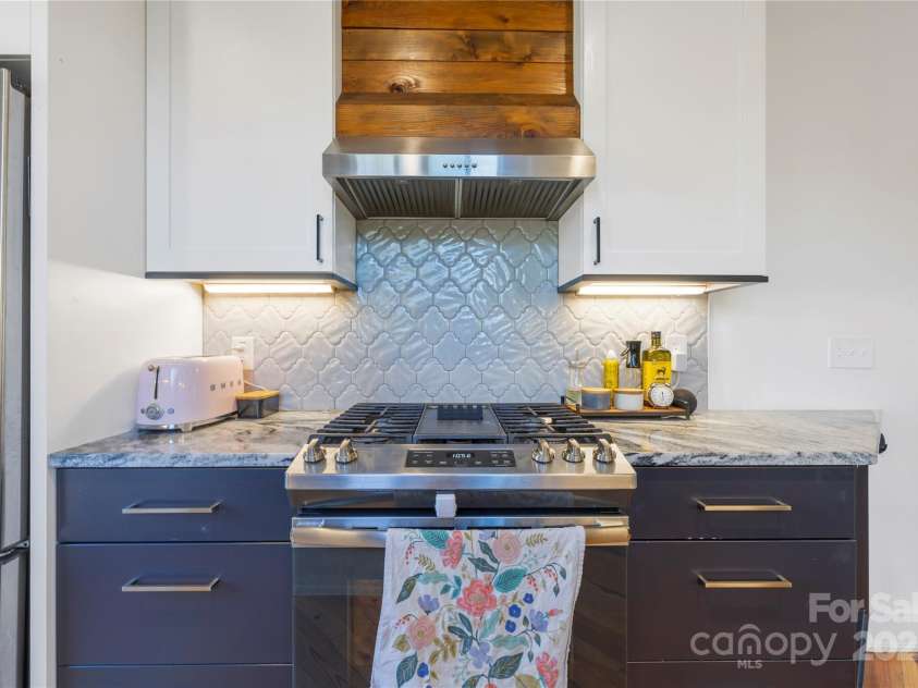 51 Hubbard Avenue, Asheville, NC 28806.  MLS# CAR4243597, YatesRealty ID 16551. 