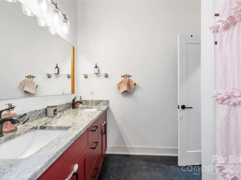 51 Hubbard Avenue, Asheville, NC 28806.  MLS# CAR4243597, YatesRealty ID 16551. 