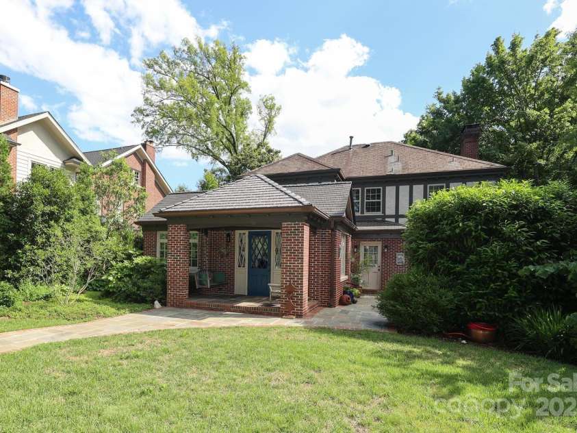 801 Berkeley Avenue, Charlotte, NC 28203.  MLS# CAR4243882, YatesRealty ID 16552. Large private rear yard with mature landscaping and fencing.