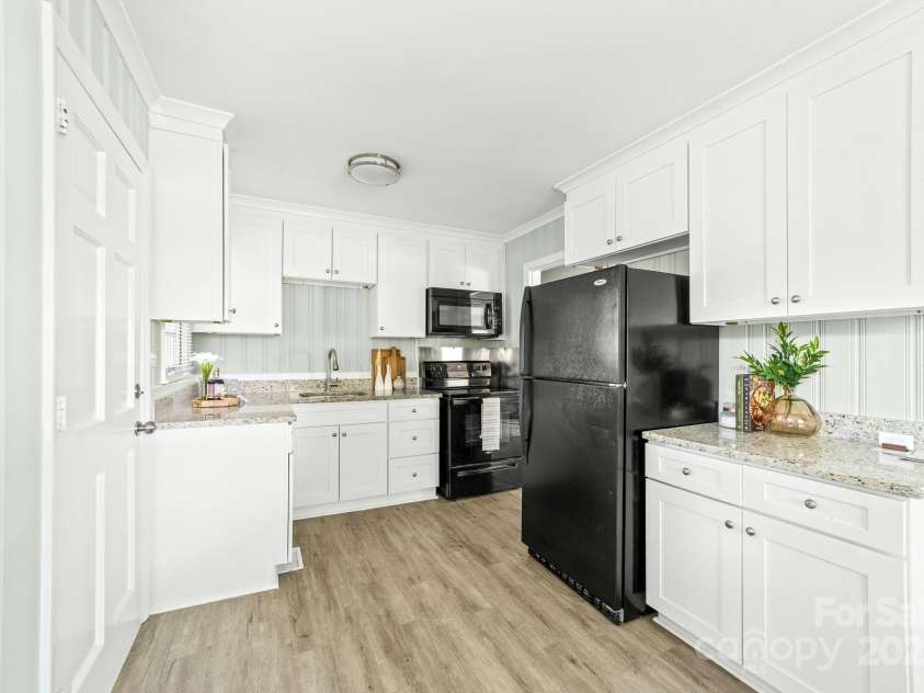 1905 Wood Street, Gastonia, NC 28052.  MLS# CAR4240049, YatesRealty ID 16553. Updated Kitchen