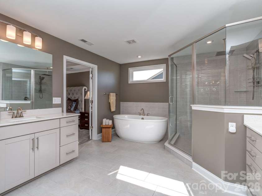 13110 Petrel Place, Charlotte, NC 28278.  MLS# CAR4369224, YatesRealty ID 16555. Primary Bath