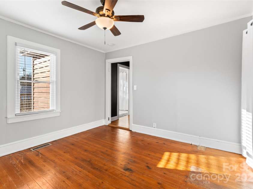 60 Shiloh Road, Asheville, NC 28803.  MLS# CAR4215856, YatesRealty ID 16556. 