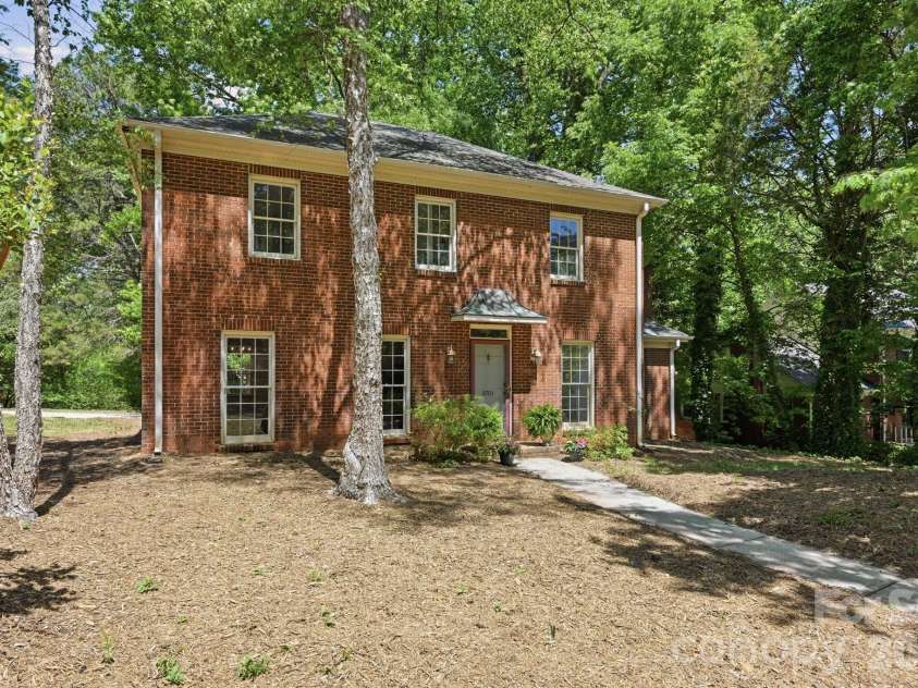 9701 Enid Lane, Matthews, NC 28105.  MLS# CAR4373941, YatesRealty ID 16557. 