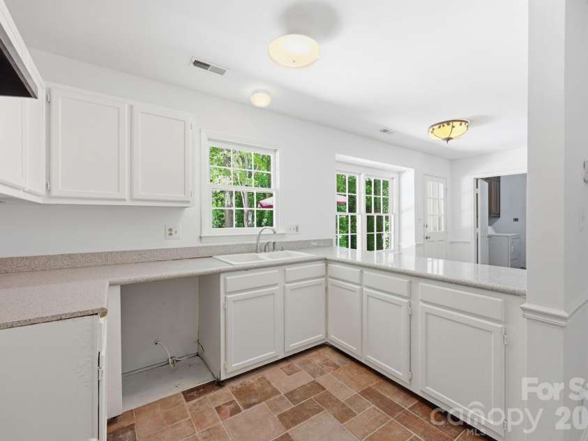 9701 Enid Lane, Matthews, NC 28105.  MLS# CAR4373941, YatesRealty ID 16557. 