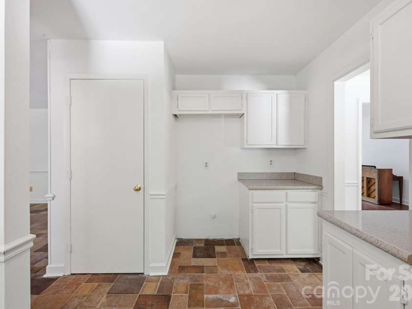 9701 Enid Lane, Matthews, NC 28105.  MLS# CAR4373941, YatesRealty ID 16557. 