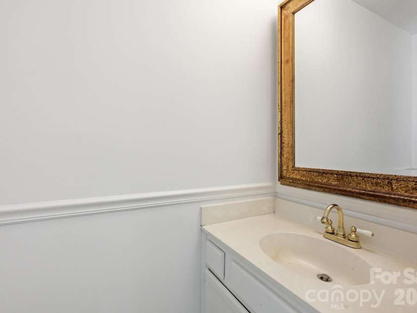 9701 Enid Lane, Matthews, NC 28105.  MLS# CAR4373941, YatesRealty ID 16557. 