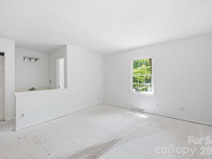 9701 Enid Lane, Matthews, NC 28105.  MLS# CAR4373941, YatesRealty ID 16557. 
