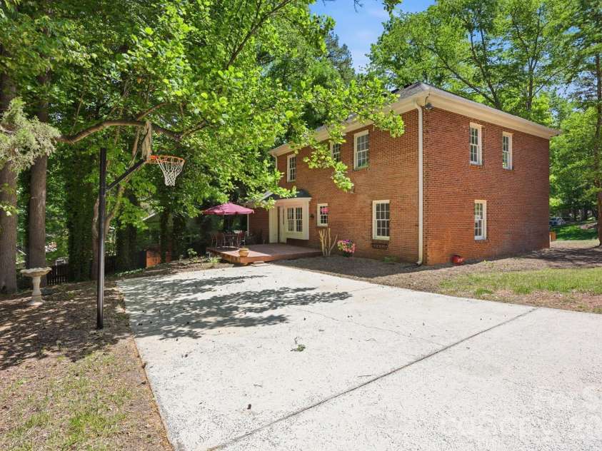 9701 Enid Lane, Matthews, NC 28105.  MLS# CAR4373941, YatesRealty ID 16557. 