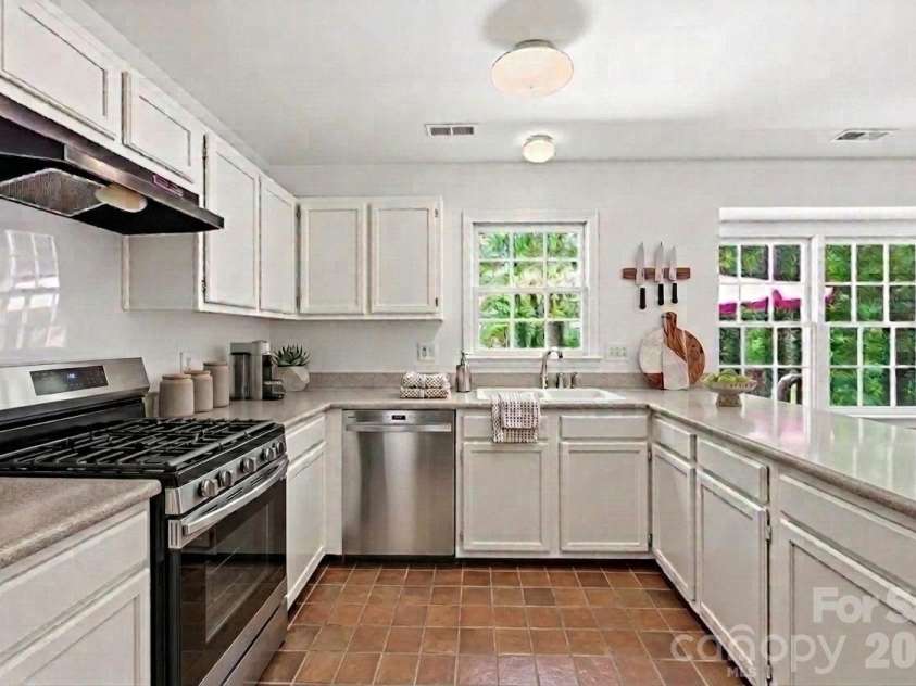 9701 Enid Lane, Matthews, NC 28105.  MLS# CAR4373941, YatesRealty ID 16557. Appliances Needed Kitchen Virtually Staged