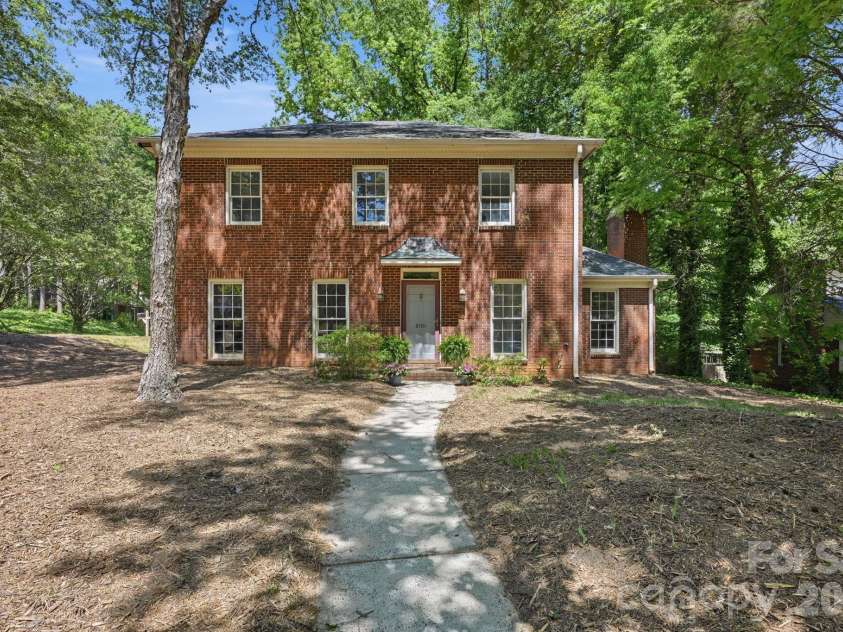 9701 Enid Lane, Matthews, NC 28105.  MLS# CAR4373941, YatesRealty ID 16557. Large Corner Lot