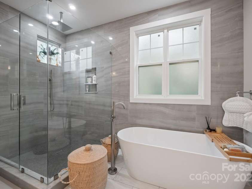 685 Knollcrest Drive, Concord, NC 28025.  MLS# CAR4256189, YatesRealty ID 16558. Primary bath