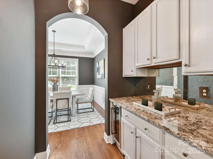 4732 Water Oak Road, Charlotte, NC 28211.  MLS# CAR4264819, YatesRealty ID 16561. 