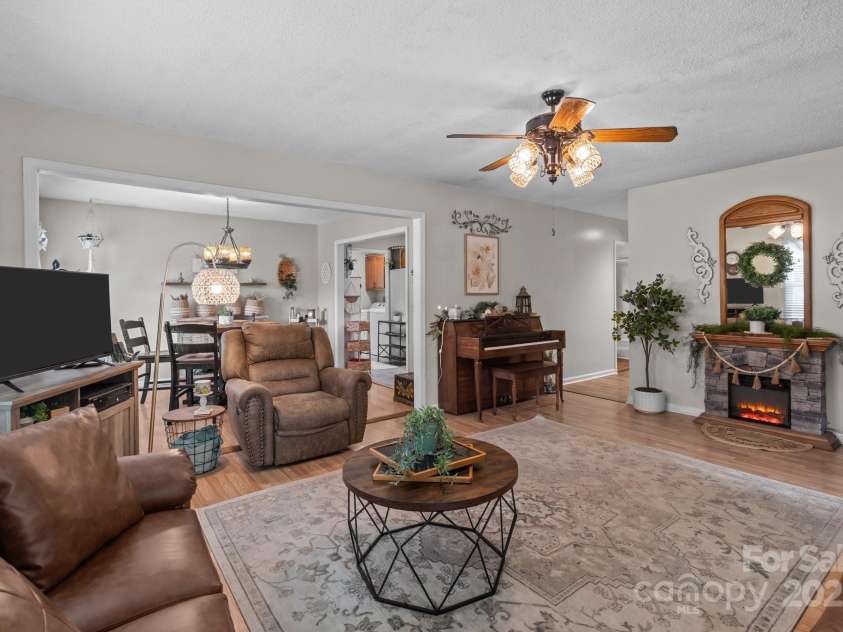 716 Mooresville Road, Salisbury, NC 28144.  MLS# CAR4264419, YatesRealty ID 16565. 