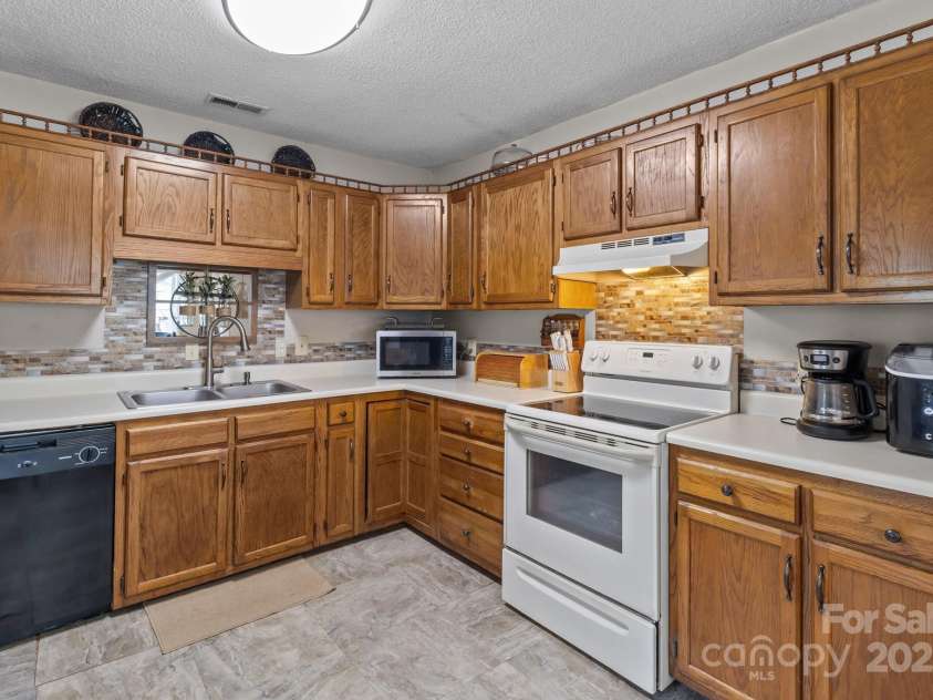 716 Mooresville Road, Salisbury, NC 28144.  MLS# CAR4264419, YatesRealty ID 16565. 