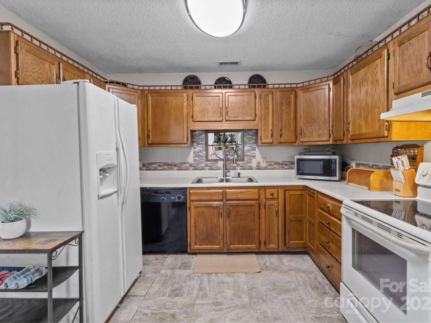 716 Mooresville Road, Salisbury, NC 28144.  MLS# CAR4264419, YatesRealty ID 16565. 
