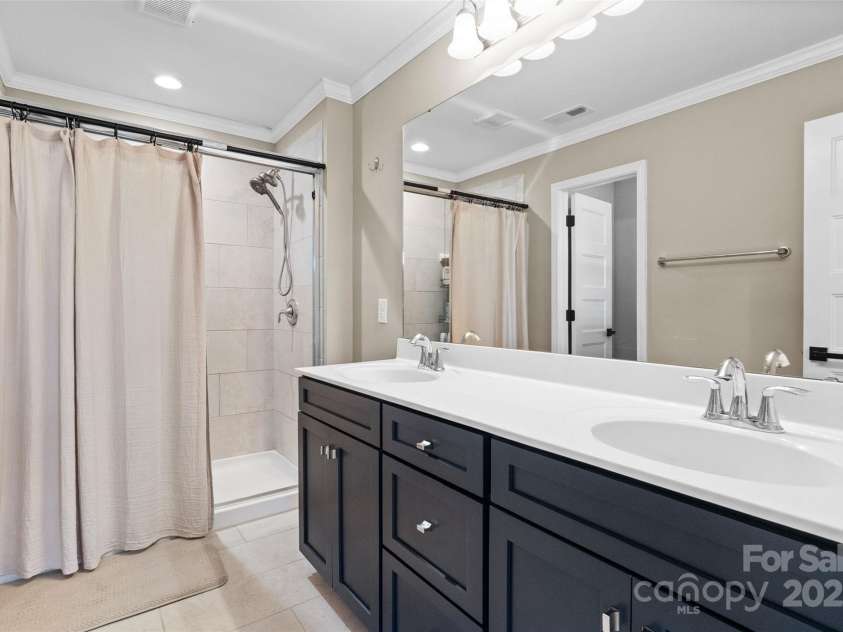 10270 Lakeshore Drive, Lancaster, SC 29720.  MLS# CAR4240067, YatesRealty ID 16567. Primary Ensuite Bathroom