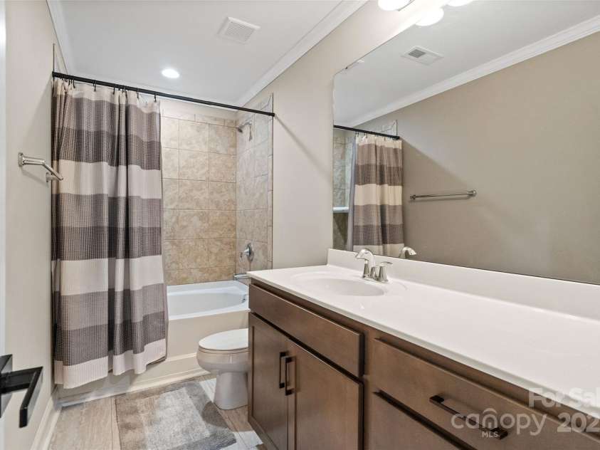 10270 Lakeshore Drive, Lancaster, SC 29720.  MLS# CAR4240067, YatesRealty ID 16567. Upstairs Full Bathroom