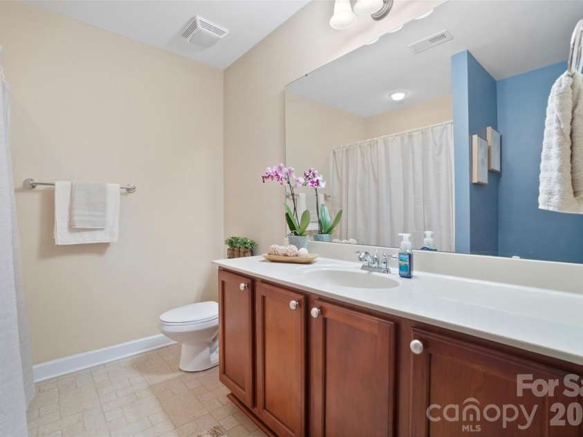 5518 Prosperity View Drive, Charlotte, NC 28269.  MLS# CAR4333321, YatesRealty ID 16568. Guest bath 