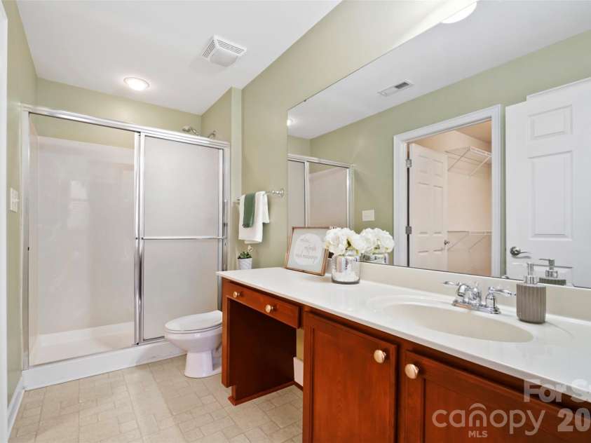 5518 Prosperity View Drive, Charlotte, NC 28269.  MLS# CAR4333321, YatesRealty ID 16568. Master bath