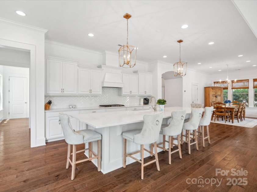 435 Galbreath Court, Fort Mill, SC 29708.  MLS# CAR4261565, YatesRealty ID 16571. Gourmet kitchen with gas stove