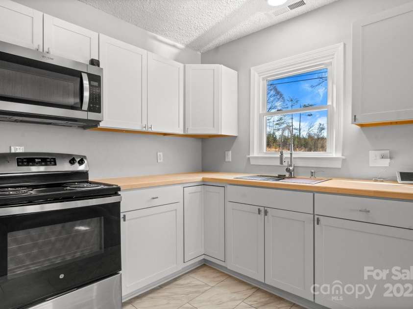 3992 / 3996 Dug Hill Road, Lenoir, NC 28645.  MLS# CAR4236020, YatesRealty ID 16576. 