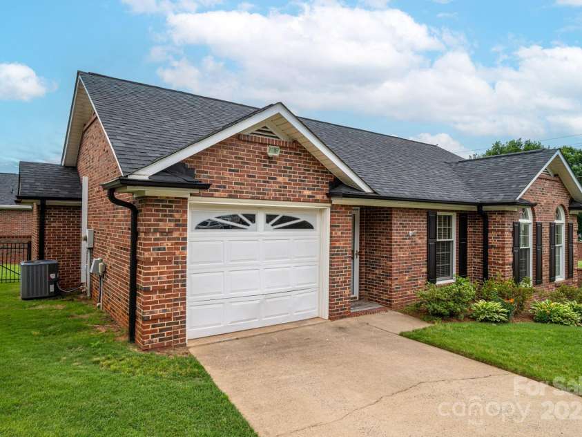 1909 Wexford Court, Gastonia, NC 28054.  MLS# CAR4259182, YatesRealty ID 16578. 