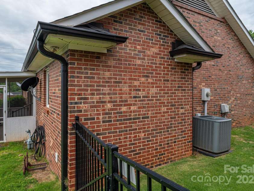 1909 Wexford Court, Gastonia, NC 28054.  MLS# CAR4259182, YatesRealty ID 16578. 