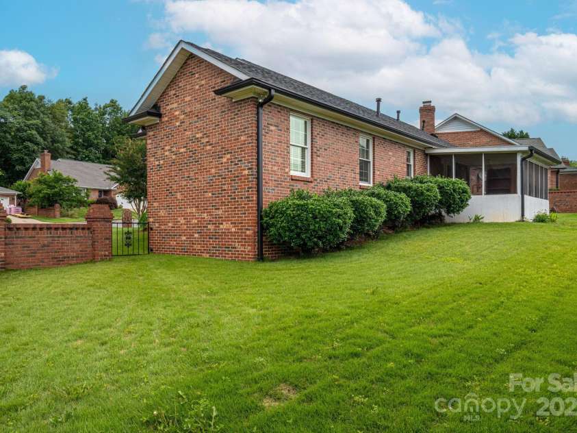 1909 Wexford Court, Gastonia, NC 28054.  MLS# CAR4259182, YatesRealty ID 16578. 