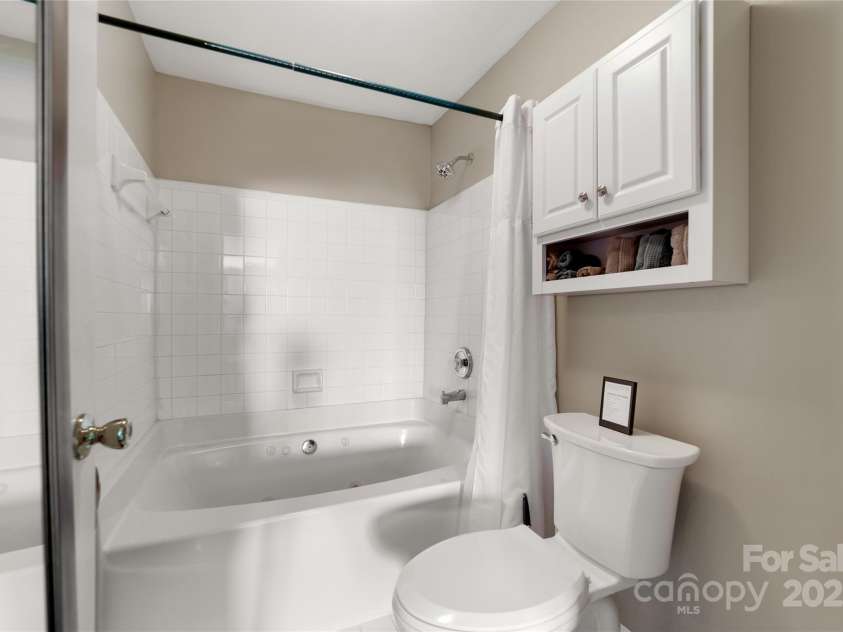 18631 Harborside Drive, Cornelius, NC 28031.  MLS# CAR4258715, YatesRealty ID 16579. 2nd bath