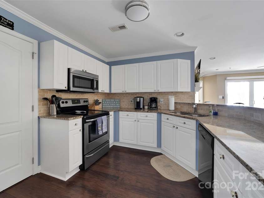 18631 Harborside Drive, Cornelius, NC 28031.  MLS# CAR4258715, YatesRealty ID 16579. Beautiful stainless steel appliances