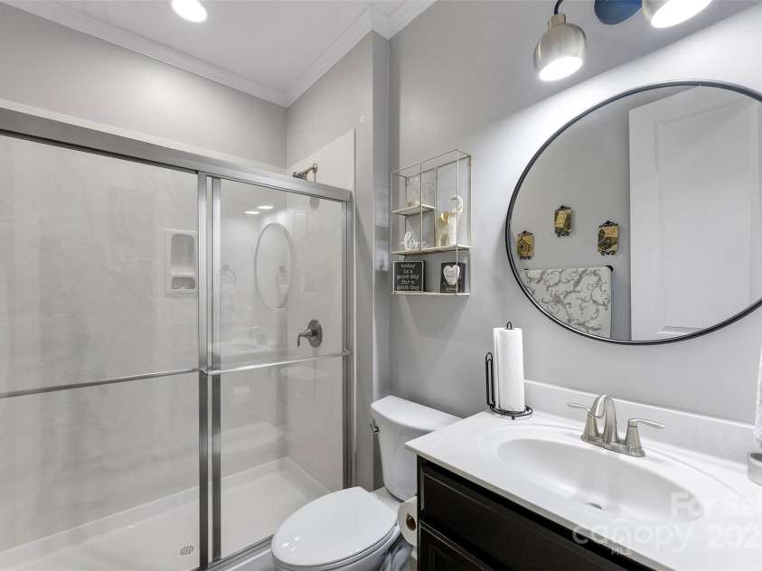 15416 Oleander Drive, Charlotte, NC 28278.  MLS# CAR4264789, YatesRealty ID 16580. Bathroom