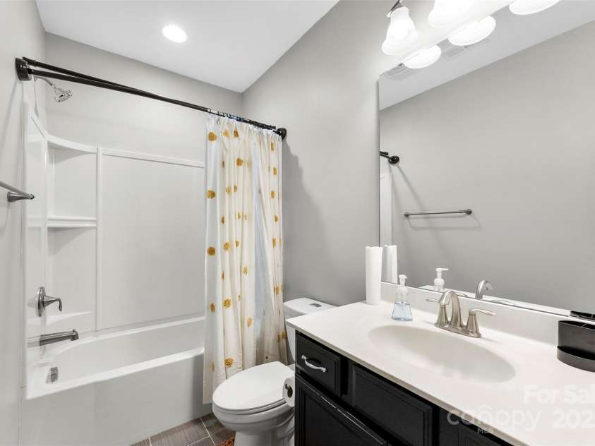 15416 Oleander Drive, Charlotte, NC 28278.  MLS# CAR4264789, YatesRealty ID 16580. Bathroom