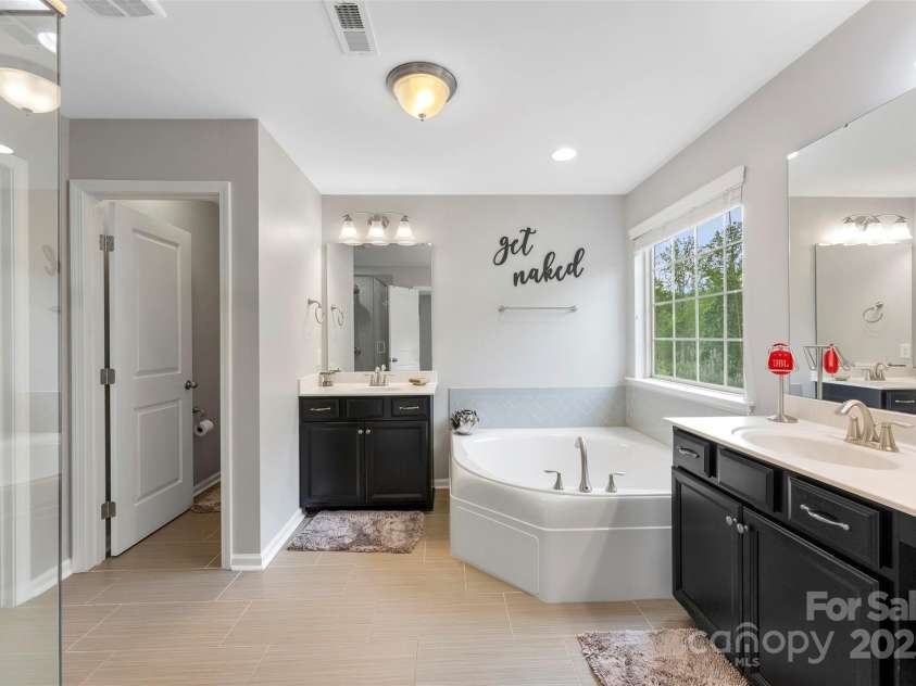 15416 Oleander Drive, Charlotte, NC 28278.  MLS# CAR4264789, YatesRealty ID 16580. Primary Bathroom