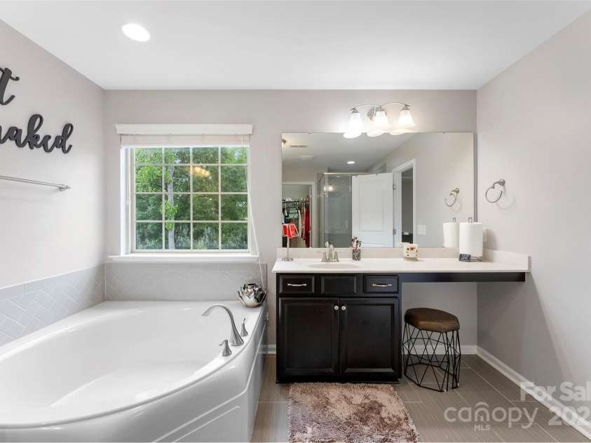 15416 Oleander Drive, Charlotte, NC 28278.  MLS# CAR4264789, YatesRealty ID 16580. Primary Bathroom