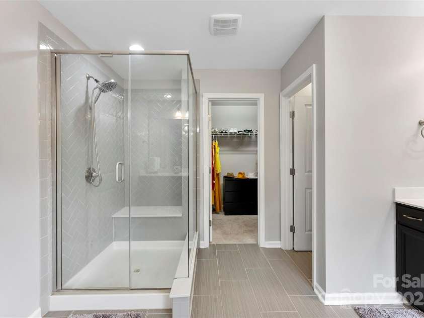15416 Oleander Drive, Charlotte, NC 28278.  MLS# CAR4264789, YatesRealty ID 16580. Primary Bathroom