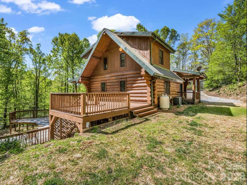 170 Old Mountain Pass, Hendersonville, NC 28792.  MLS# CAR4373268, YatesRealty ID 16583. 