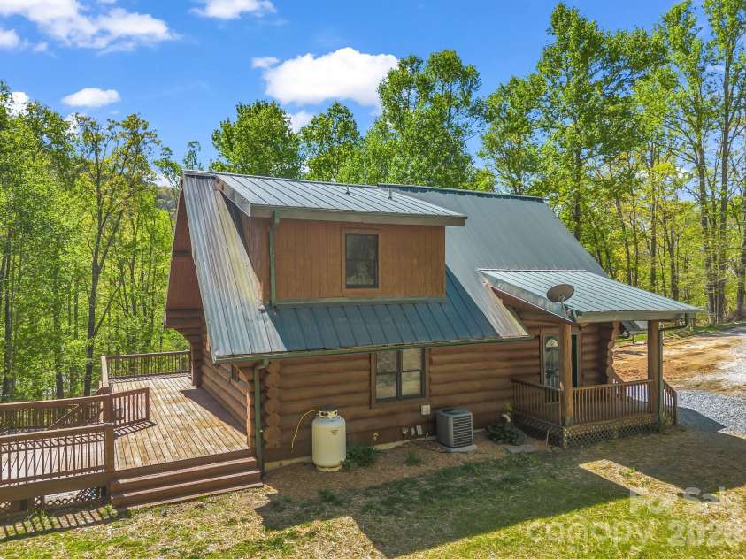 170 Old Mountain Pass, Hendersonville, NC 28792.  MLS# CAR4373268, YatesRealty ID 16583. 