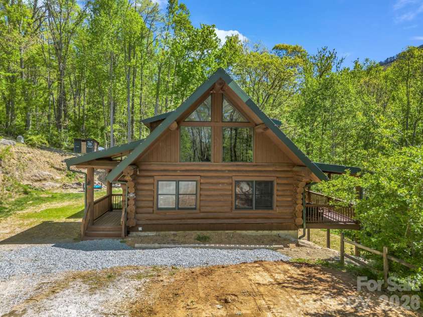170 Old Mountain Pass, Hendersonville, NC 28792.  MLS# CAR4373268, YatesRealty ID 16583. 
