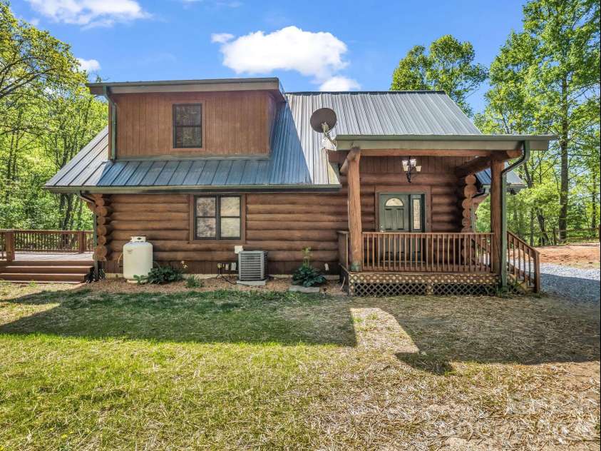 170 Old Mountain Pass, Hendersonville, NC 28792.  MLS# CAR4373268, YatesRealty ID 16583. 