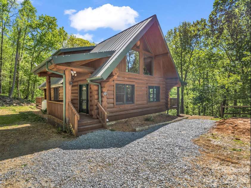 170 Old Mountain Pass, Hendersonville, NC 28792.  MLS# CAR4373268, YatesRealty ID 16583. 