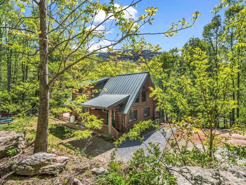 170 Old Mountain Pass, Hendersonville, NC 28792.  MLS# CAR4373268, YatesRealty ID 16583. 