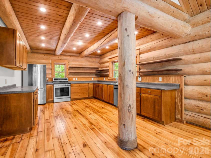 170 Old Mountain Pass, Hendersonville, NC 28792.  MLS# CAR4373268, YatesRealty ID 16583. 