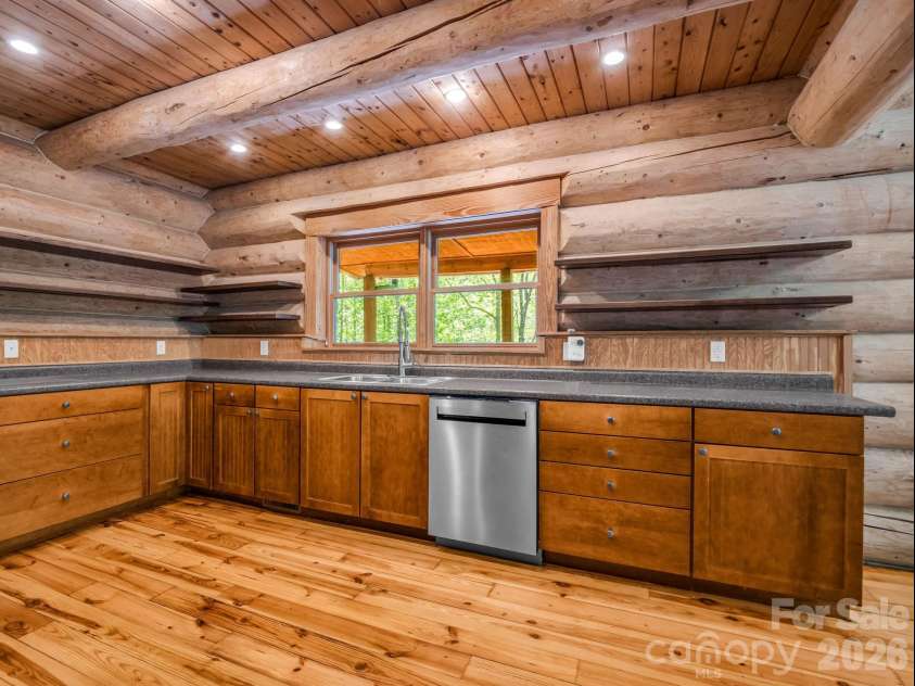 170 Old Mountain Pass, Hendersonville, NC 28792.  MLS# CAR4373268, YatesRealty ID 16583. 